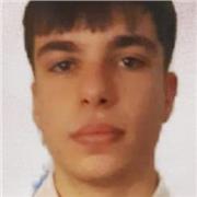 Estudiante universitario con nivel C1 de Cambridge y conocimiento en lenguas y materias diversas.